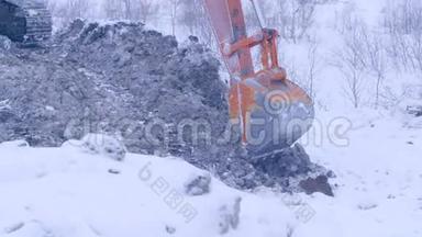 <strong>挖土机</strong>在冬天的雪天挖地